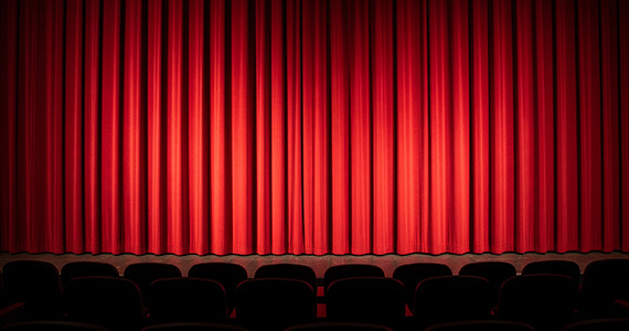 Roter Vorhang in leerem Theatersaal